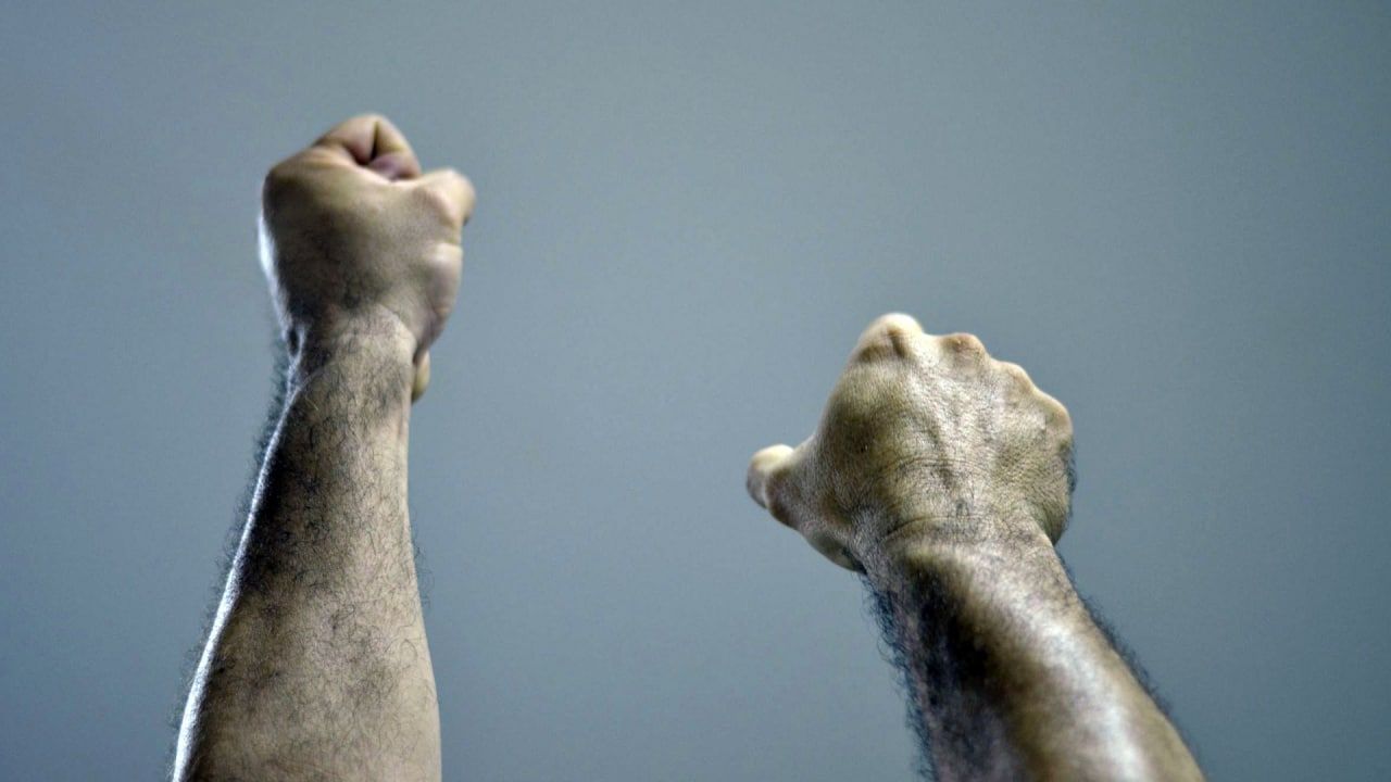 Агрессивный незнакомец жестоко избил случайно выбранную девушку на остановке в Новосибирске