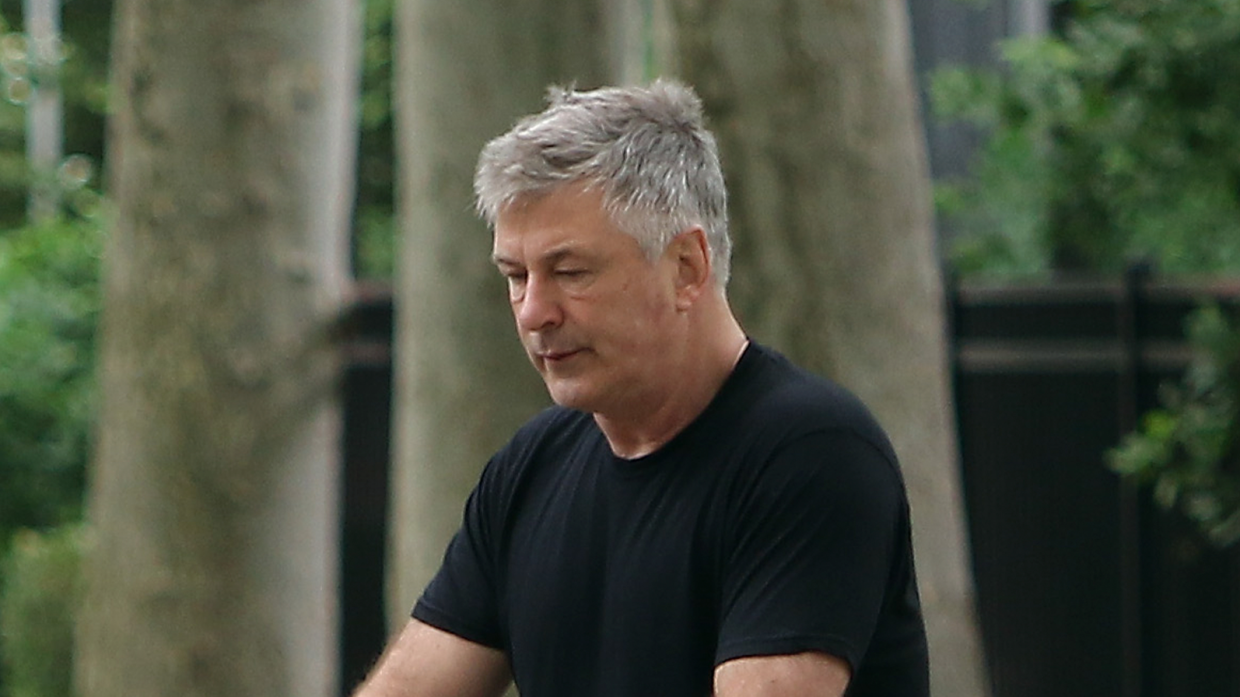 Съемочная группа могла заменить патрон в пистолете Алека Болдуина из-за саботажа фильма