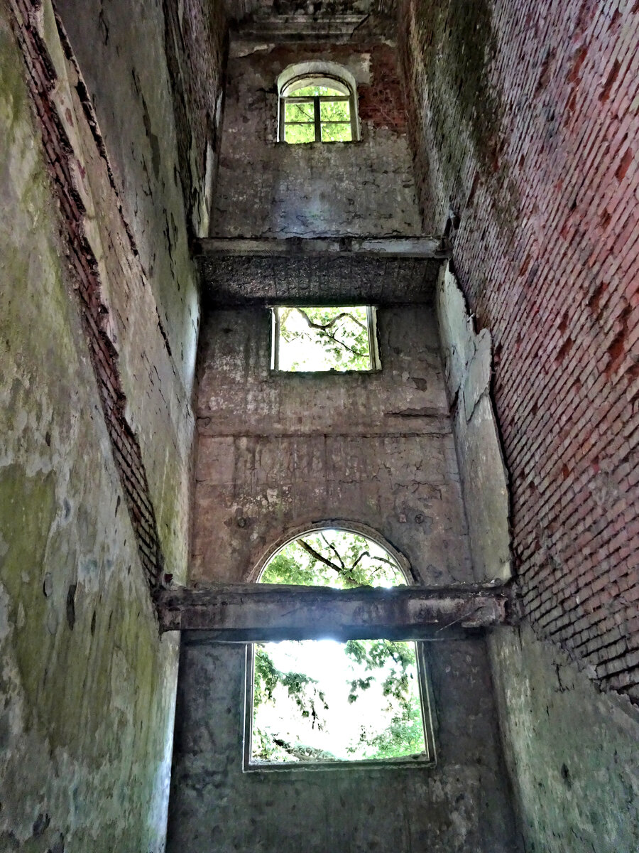 Бывшая гостиница в городе-призраке Акармара - одно из самых красивых зданий 