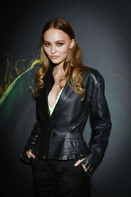 Парижский рок: Лили-Роуз Депп в кожаном жакете на премьере фильма звездный стиль