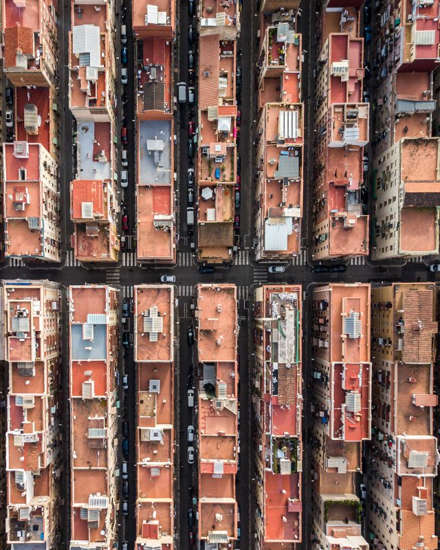 Город баланса и симметрии: Барселона с высоты птичьего полета архитектура,мир