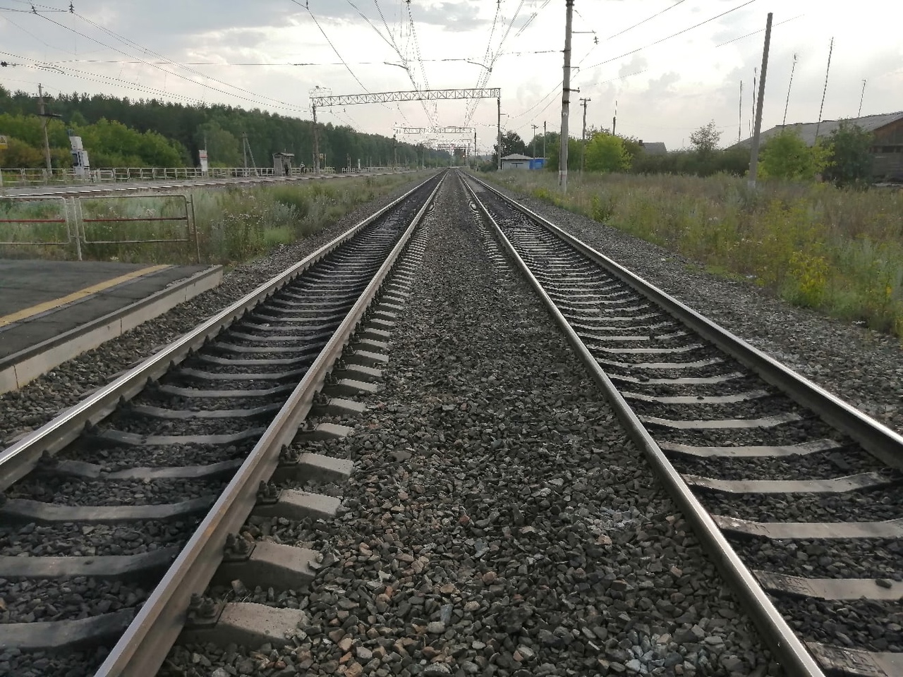 Вылетел на пути: поезд врезался в легковушку в Самарской области