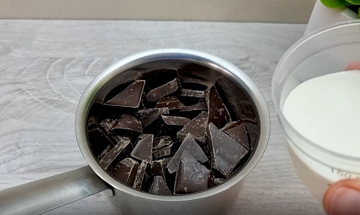 Соединяем шоколад со сливками
