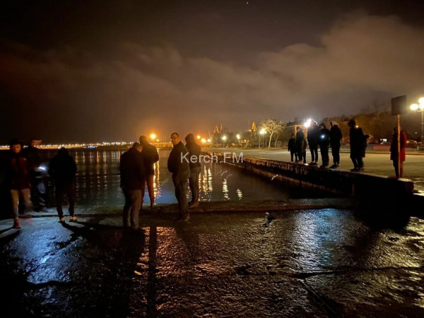 В Крыму «прыгнула» в море иномарка