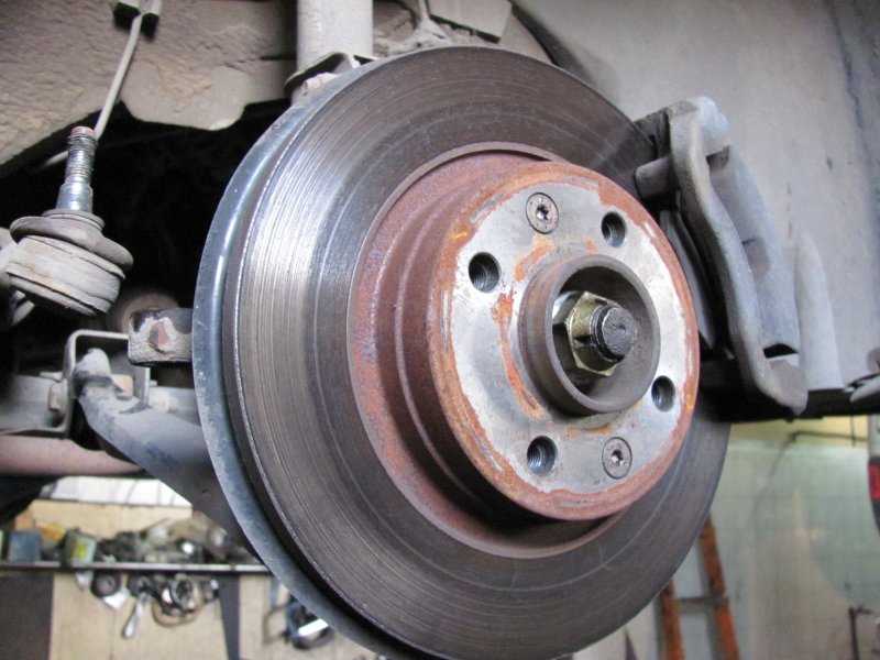 Как избежать аварии, если на ходу автомобиля «провалилась» педаль тормоза? Как избежать аварии, если на ходу автомобиля «провалилась» педаль тормоза? водителю на заметку,советы автомобилистам