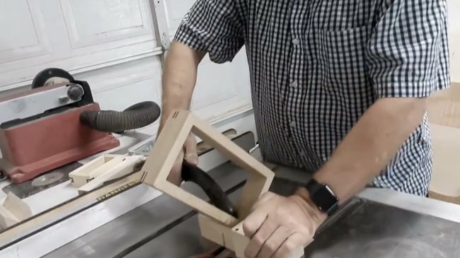 Обработка угловых соединений, приспособление для циркулярной пилы 