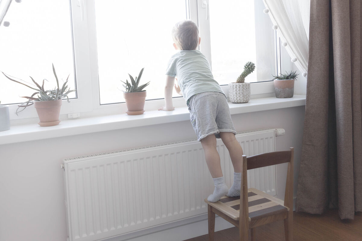 В Приморье пятилетний мальчик облокотился на москитную сетку и выпал из окна