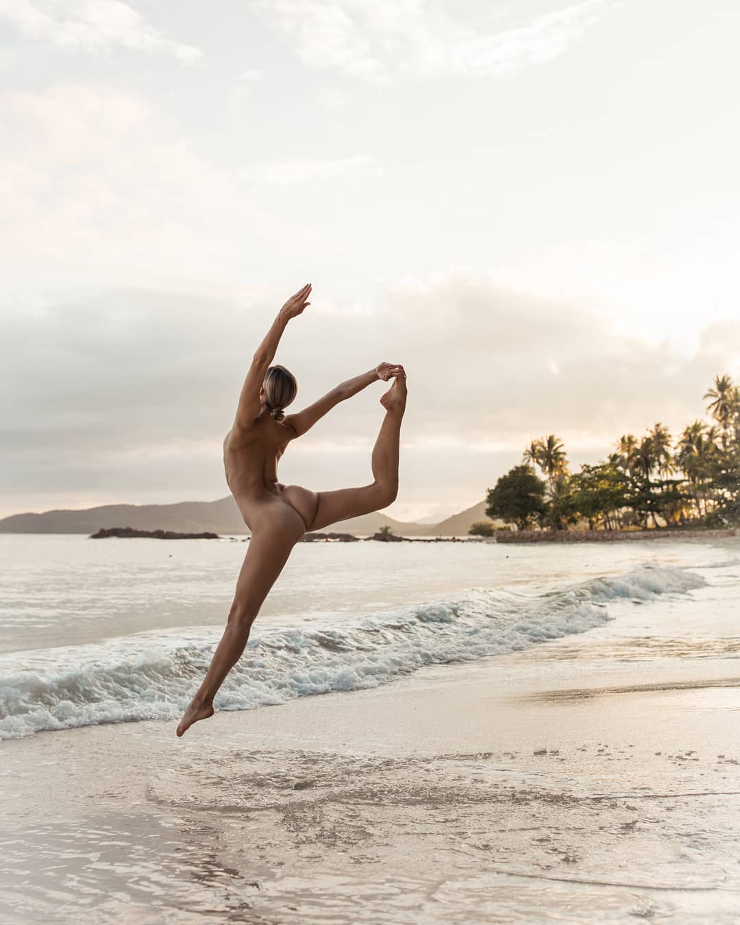 Новые фото Nude Yoga Girl фотография