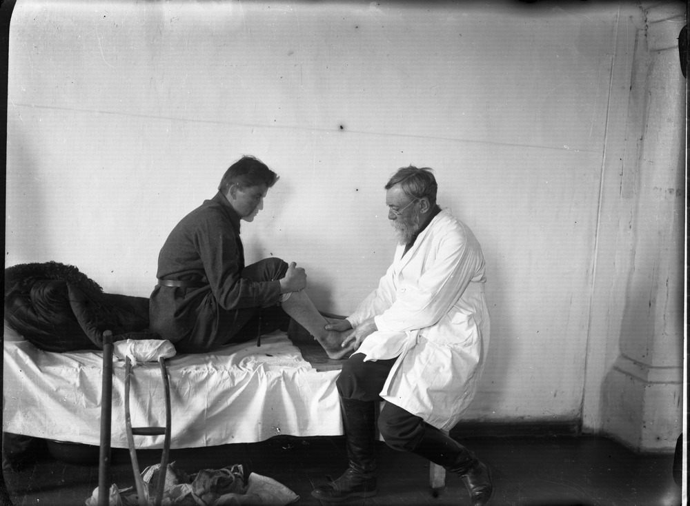 Первые советские врачи