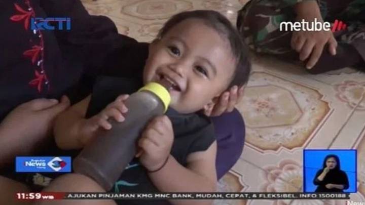 Семья из Индонезии поит годовалую дочь кофе вместо молока
