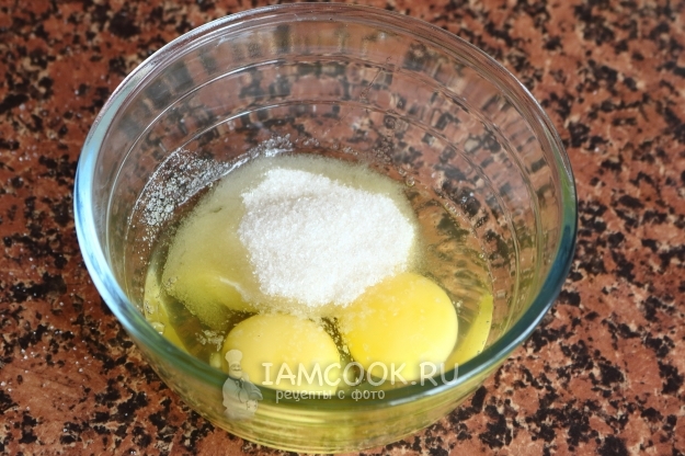 Соединить яйца с сахаром и солью