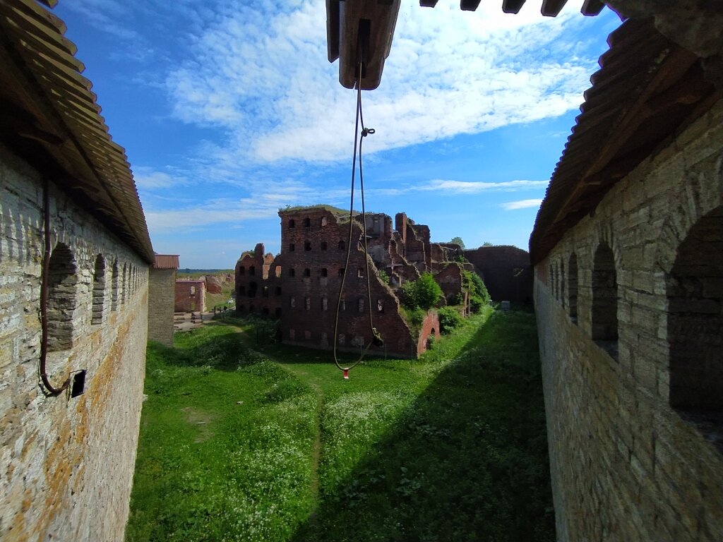 Вид с крепостной стены на разрушенный во время Великой Отечественной войны Четвёртый тюремный корпус 