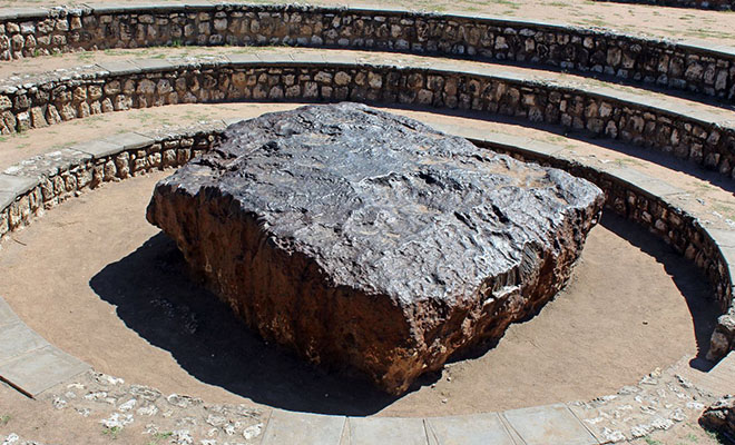 Метеорит Гоба не похож на другие: он весит 60 тонн, но лежит на Земле словно не упал с неба, а аккуратно приземлился