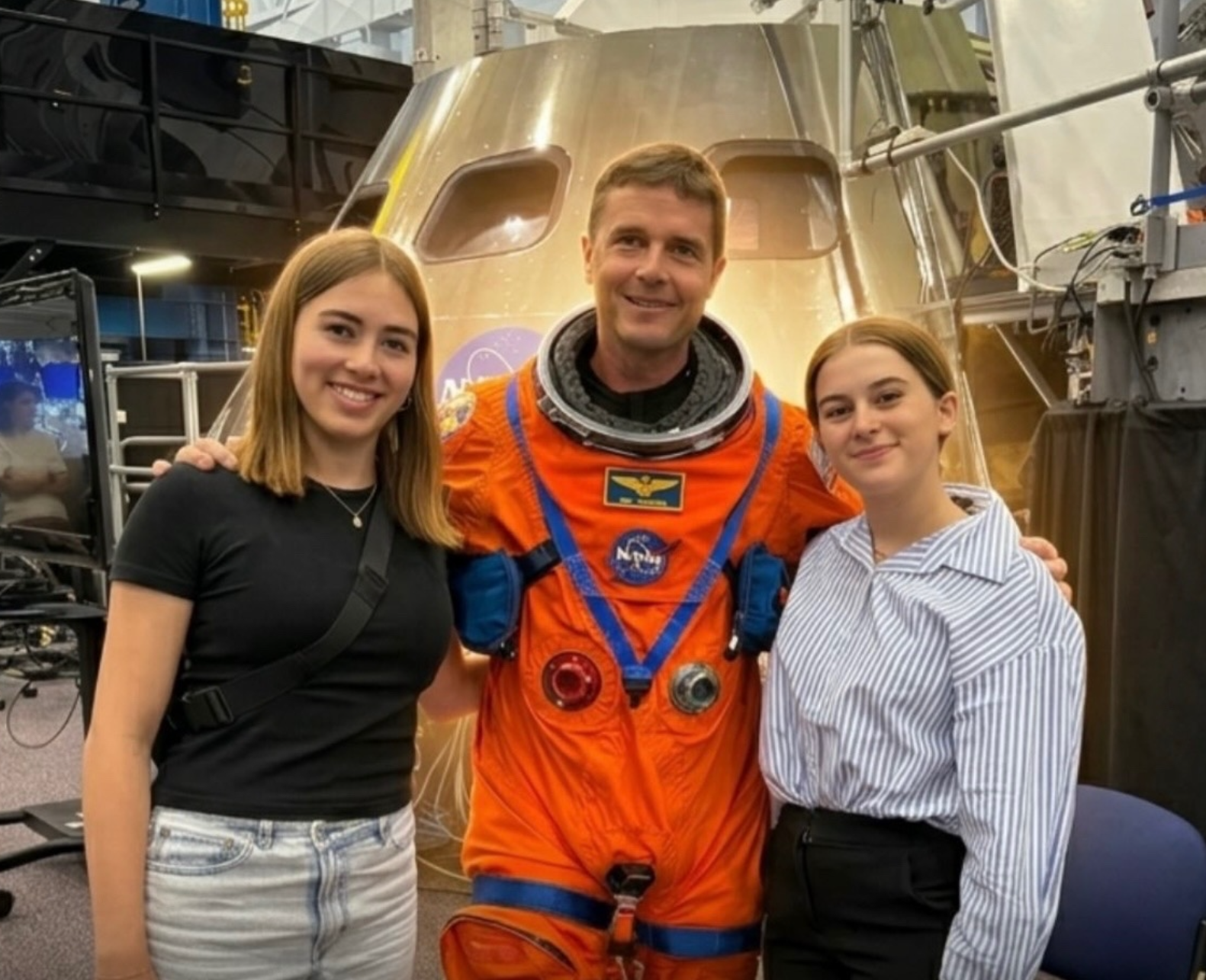 Попросил назвать кратер на Луне в честь жены, которая умерла от рака: что известно о самом обсуждаемом в Сети астронавте — Риде Уайзмане Уайзман, миссии, Кэролл, также, «Артемида2», Уайзмана, полет, после, когда, Землю, справа, дочками, фотосоцсетиРид, чтобы, астронавтов, Земле, науки, назвать, кратер, более