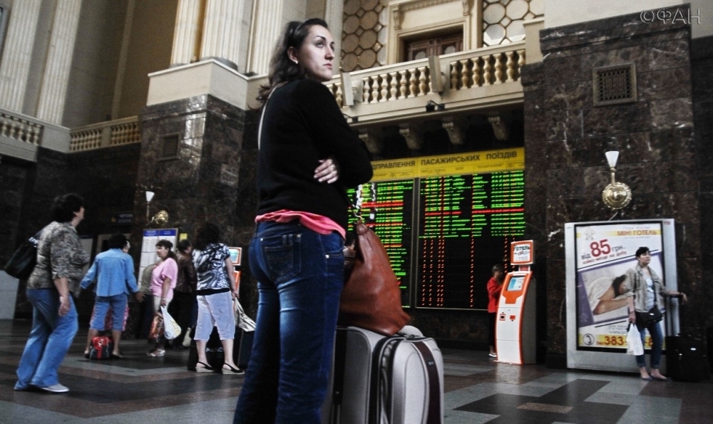 «Чемодан-вокзал-Россия!»: Киев готов финансировать переселение русскоязычных украинцев в РФ
