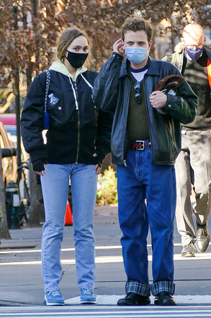 Лили-Роуз Депп на прогулке с приятелем в Нью-Йорке Лили-Роуз Депп на прогулке с приятелем в Нью-Йорке Звездный стиль