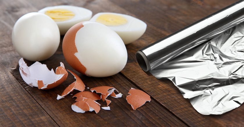 Зачем варить яйца в фольге: ловкий трюк