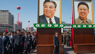 Портреты с изображениями Ким Ир Сена и Ким Чен Ира в Пхеньяне. Архивное фото