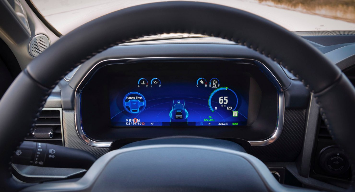 Автономные системы 2-го уровня от Ford, GM и Tesla сравнили эксперты Автограмота