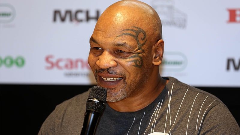 Майка Тайсона заметили в инвалидном кресле в аэропорту Майами