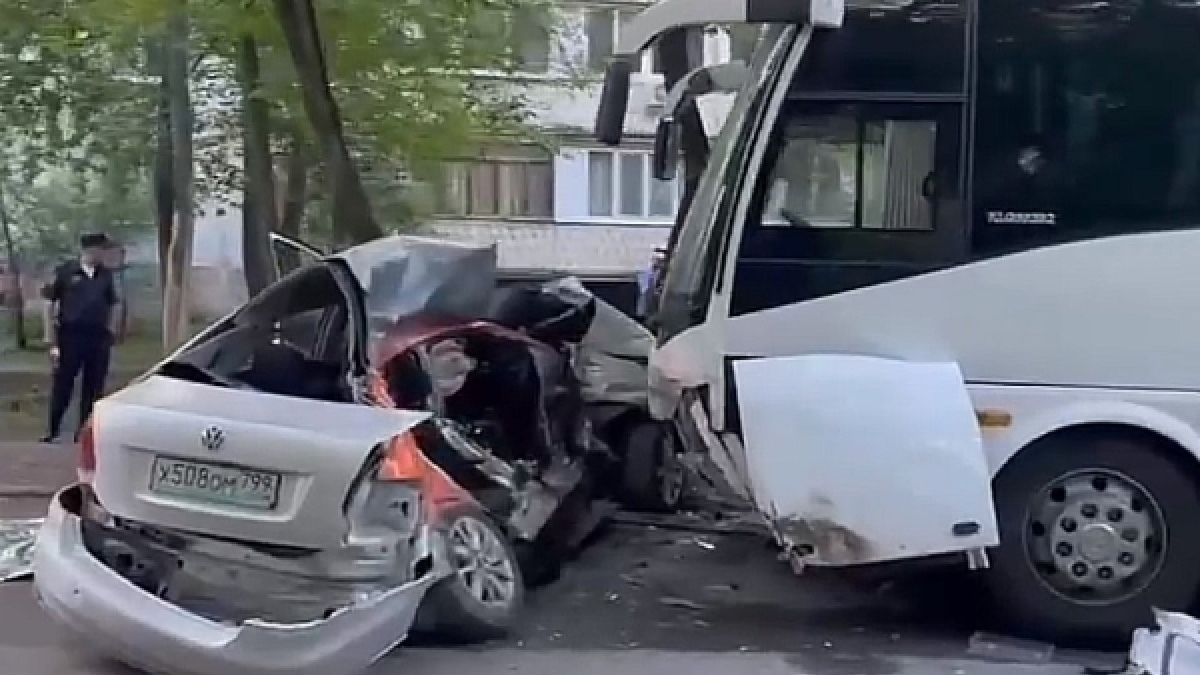 В Самаре автомобиль столкнулся с припаркованным автобусом, четверо погибли