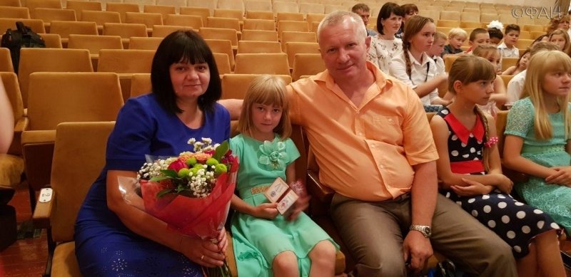 13 многодетных семей ЛНР получили медали «Родительская слава»
