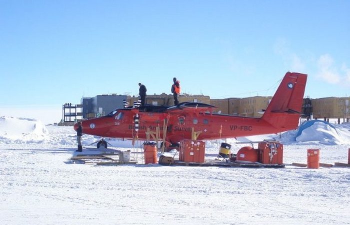 Южный полюс: 3 километра над уровнем моря.