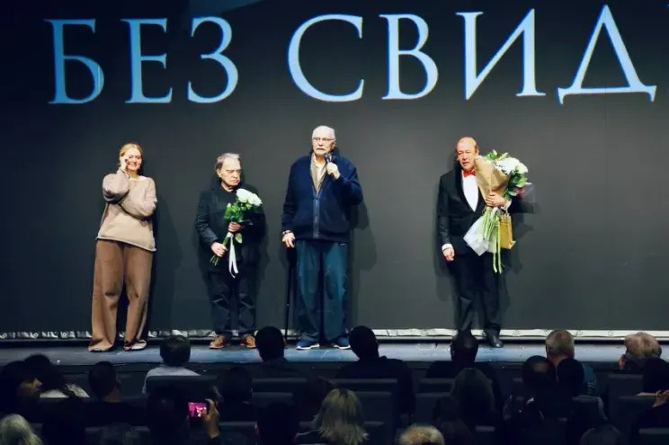 Появились редкие фото Никиты Михалкова с семьёй с премьеры первого спектакля Михаила Ефремова после выхода из колонии Михалкова, Михаил, Михалков, Татьяна, также, детьми, Никита, дочерью, свидетелей, Сергей, Пореченков, колонии, Надеждой, Ефремов, Анной, театре, показ, внуками, семья, присутствует