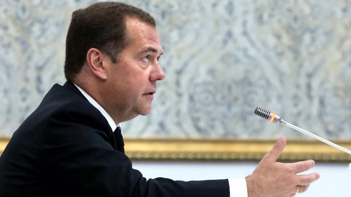 Медведев призвал действовать по закону с предателями России