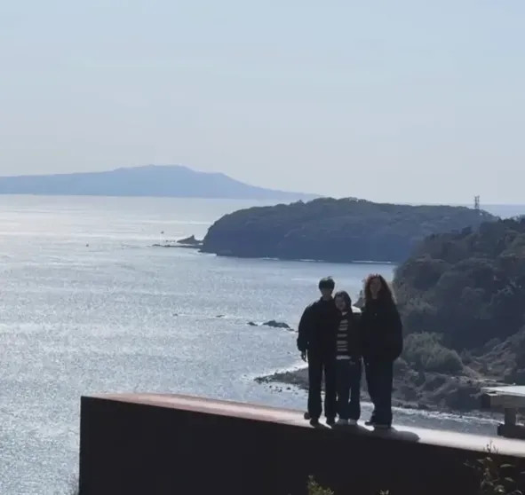 Иван Ургант отметил день рождения жены Натальи Кикнадзе с дочерьми в Японии instagram (инстаграм),социальная сеть,Вечерний Ургант,г,Санкт-Петербург [1414662],Иван Ургант,карина авдеева,Наталья Кикнадзе,Татьяна Геворкян,теймураз куталия,эрик кикнадзе