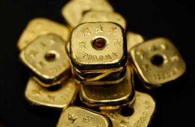 One-tael gold cubes (1.13 ounces or 38 grams) are seen at a jewellery store in Hong Kong in this August 11, 2011 illustration photo. Disappointing economic data and faster-than-expected credit rating downgrade of the U.S. government could lift gold prices to $2,000 an ounce, Bank of America Merrill Lynch said on Wednesday. REUTERS/Bobby Yip (CHINA - Tags: BUSINESS)