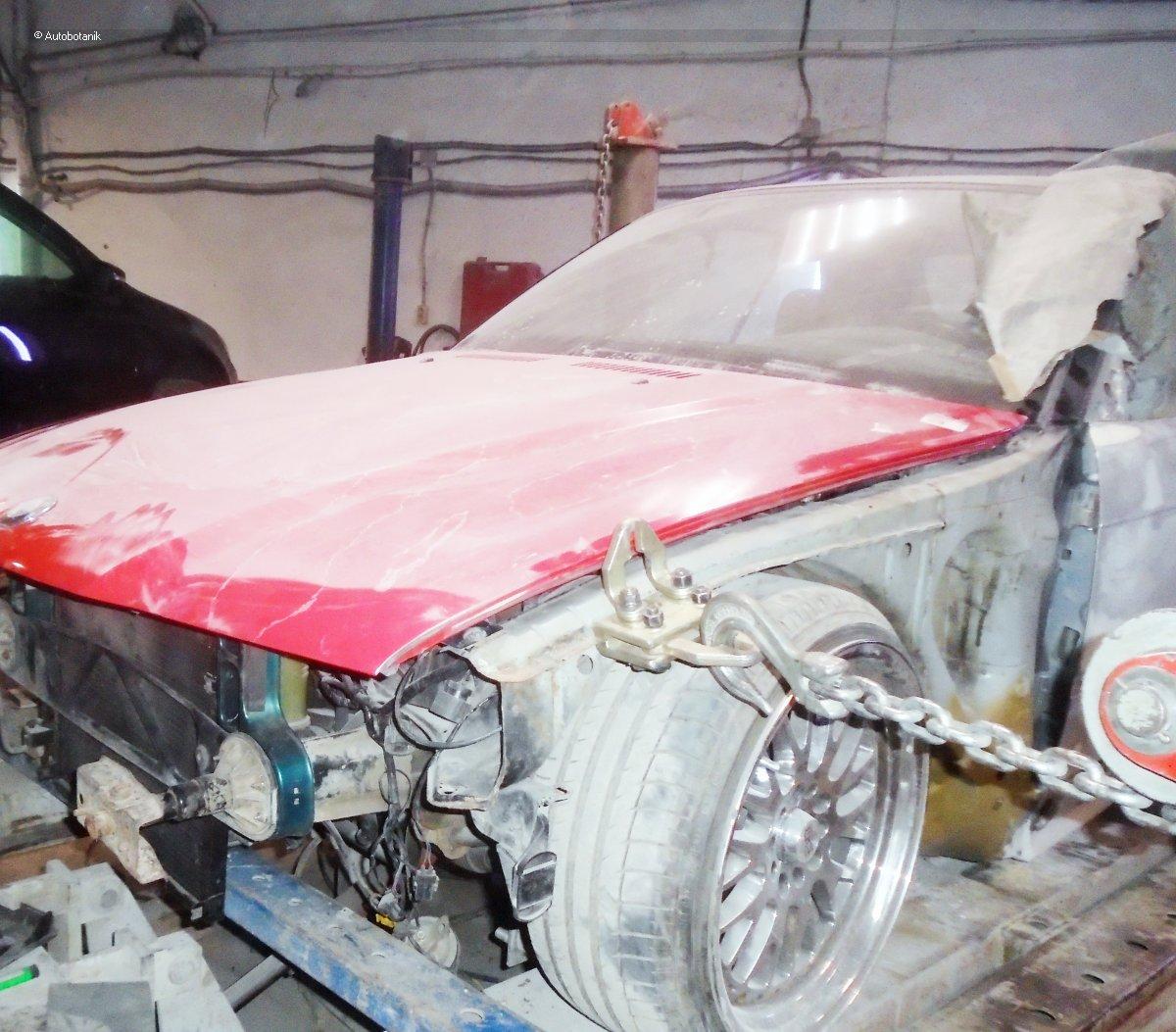 Свежий весенний цвет на старый кабриолет Свежий весенний цвет на старый кабриолет авто и мото