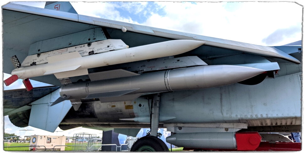 Источник: Михаил Жердев. В кадре Су-35С с макетом Р-37М. Работы по адаптации изначального "МиГовской" ракеты под лучший серийный истребитель (на тот момент) выглядят вполне логично - причина заключается в РЛС Н035 "Ирбис".