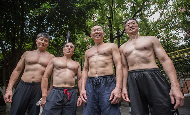 Китайские гимнасты вышли на турники. Сначала никто им не придал внимания, а потом выяснилось мужчинам по 80 лет Культура