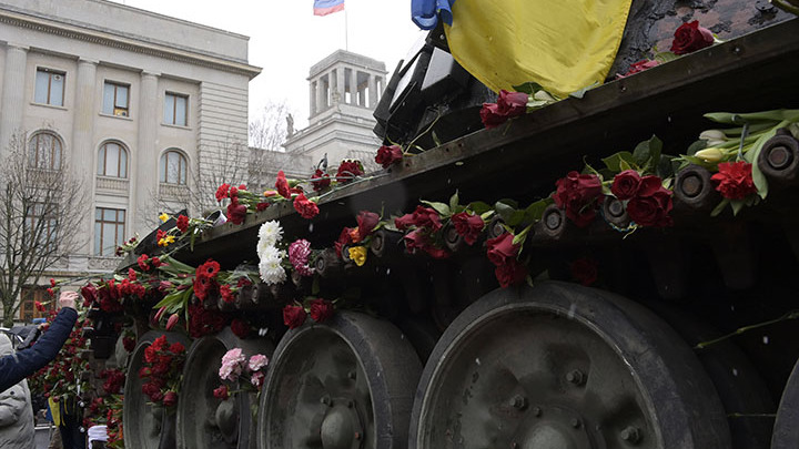 ВОЙНА УЖЕ В ЕВРОПЕ: ТАЙНАЯ ЦЕЛЬ ПРОВОКАЦИИ С ПОДБИТЫМ РУССКИМ ТАНКОМ В БЕРЛИНЕ