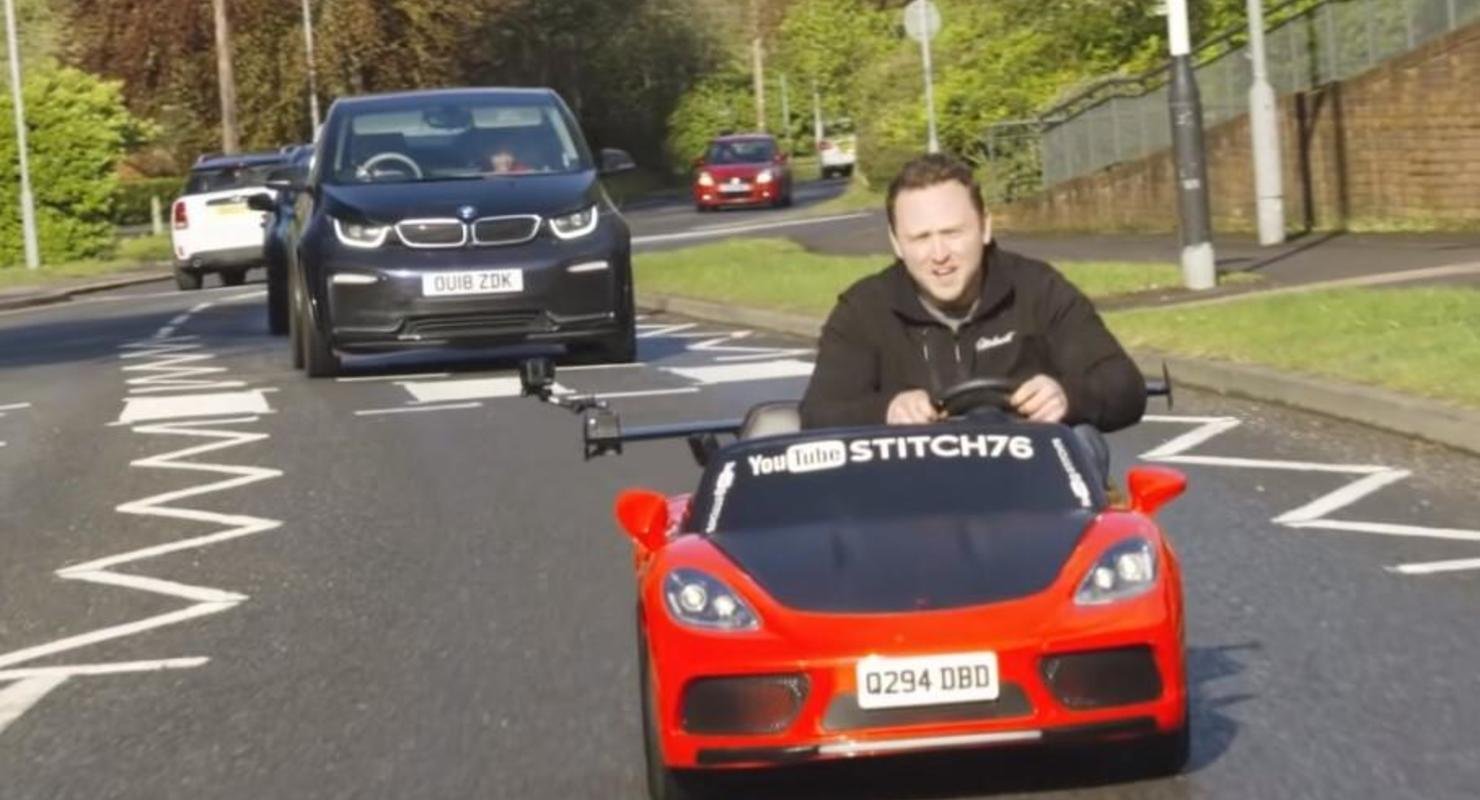 Британец «прокачал» игрушечную машинку и ездит на ней каждый день