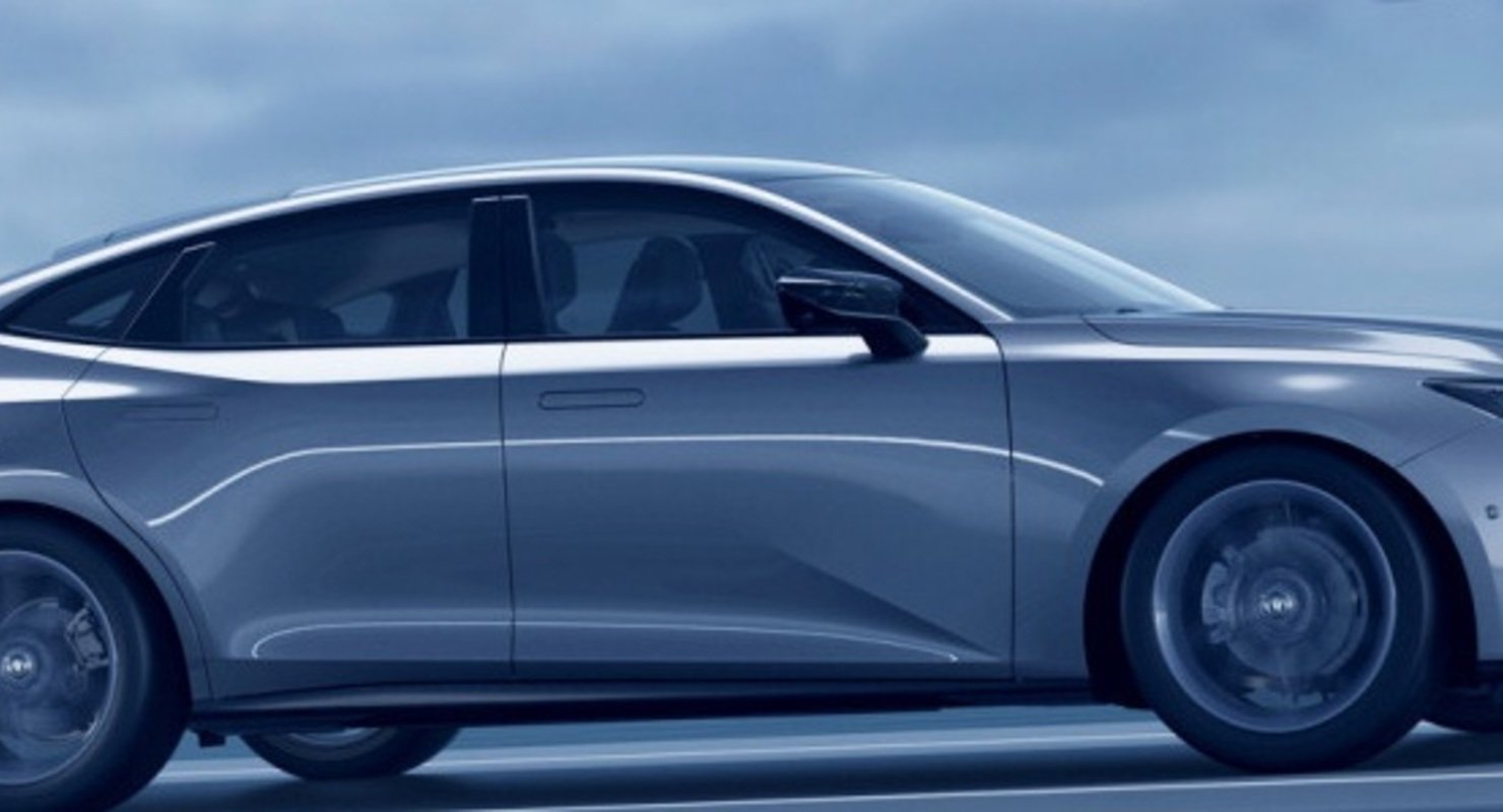 Changan показал интерьер первого седана с гигантской приборной панелью