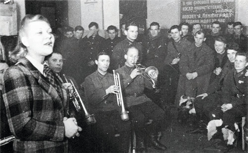 Клавдия Шульженко у бойцов Ленинградского фронта. 1941 год.