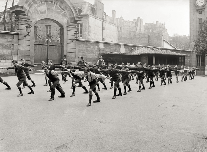 Урок физкультуры в школе Лавуазье. Франция, Париж, 1921 год.