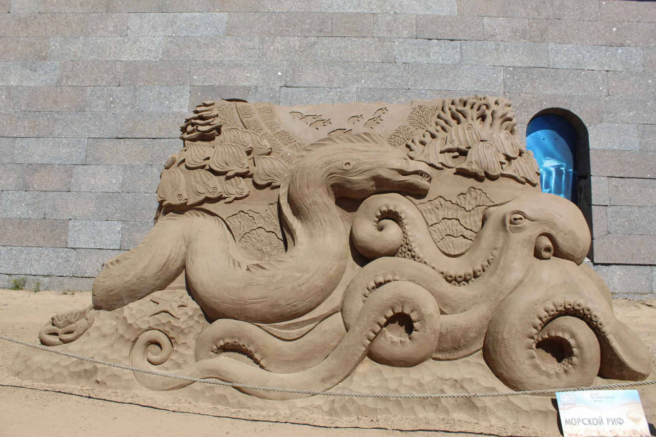 Песчаные фигуры спб день города. Фестиваль песчаных скульптур в санкт-петербурге 2022. Петропавловская крепость песчаные скульптуры. Песочные фигуры на петропавловке 2022. Фестиваль песочных скульптур питер 2022.