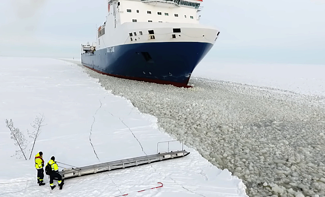 Как полярники поднимаются на борт корабля, когда он не может остановиться у льдов: видео