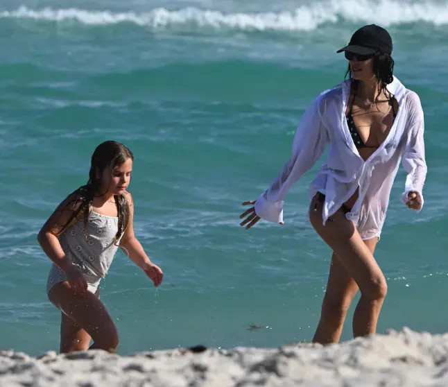 Ирину Шейк в бикини и мокрой рубашке засняли на пляже с дочерью модель, Ирина, Майами, дочерью, Брэдли, бикини, показывает, Купером, разрыва, после, Известно, соцсетях, личную, жизнь, недолгий, скрывает, расстались, четыре, вместе, Купера