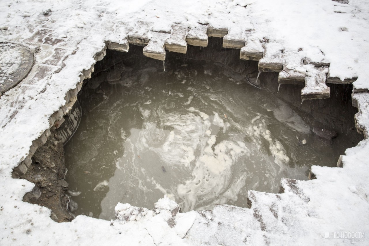 Мокрый яма. Яма с водой. Огромная яма зимой. Огромная яма под снегом. Яма с водой красивая.