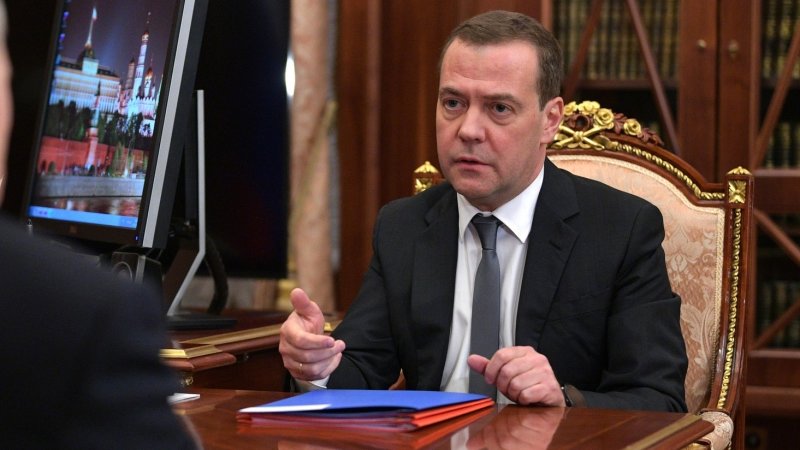 Медведев поручил решить вопрос о наказании за съемку в кинозалах 