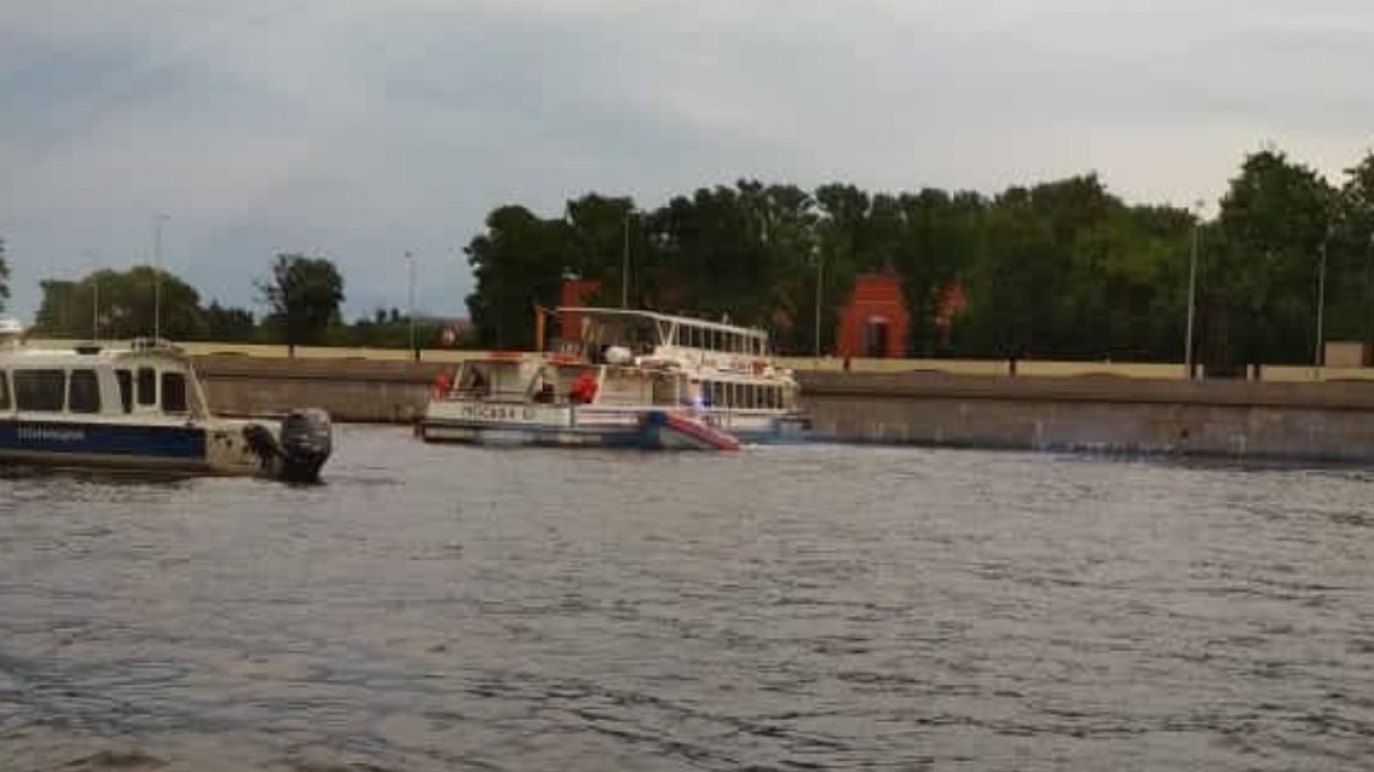 Опубликованы фото с места посадки на мель теплохода «Москва» в акватории Невы Опубликованы фото с места посадки на мель теплохода «Москва» в акватории Невы Происшествия