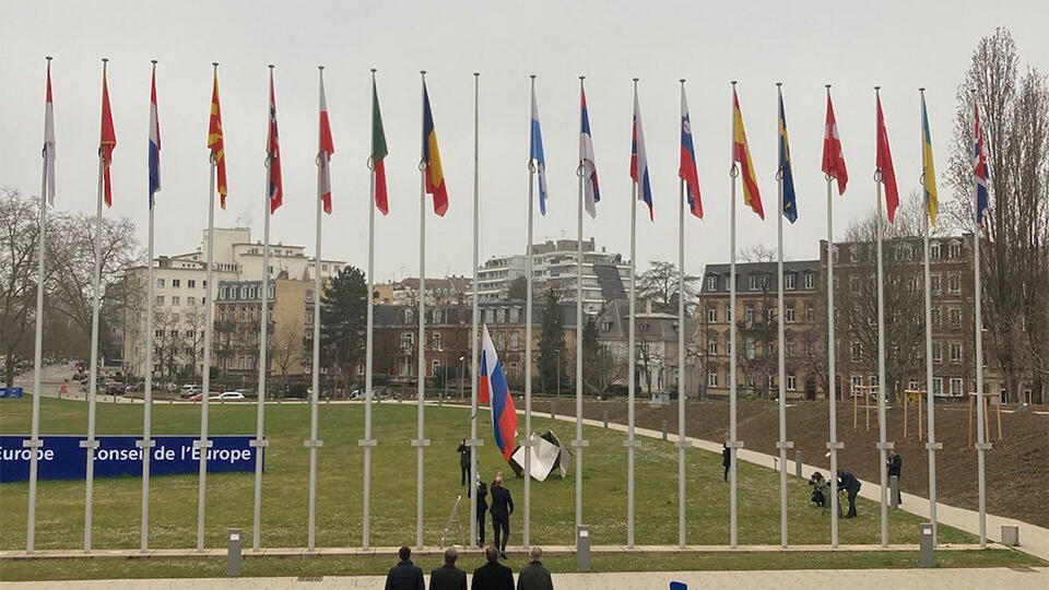 У здания Совета Европы приспустили флаг России