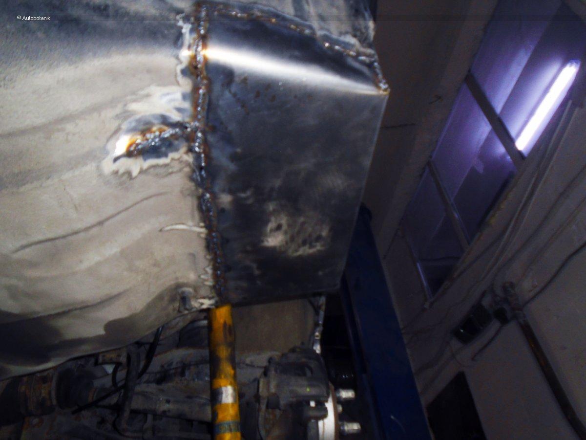 Свежий весенний цвет на старый кабриолет Свежий весенний цвет на старый кабриолет авто и мото