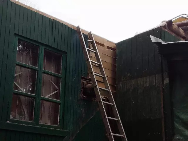 Замена сгнившего бруса в дачном доме