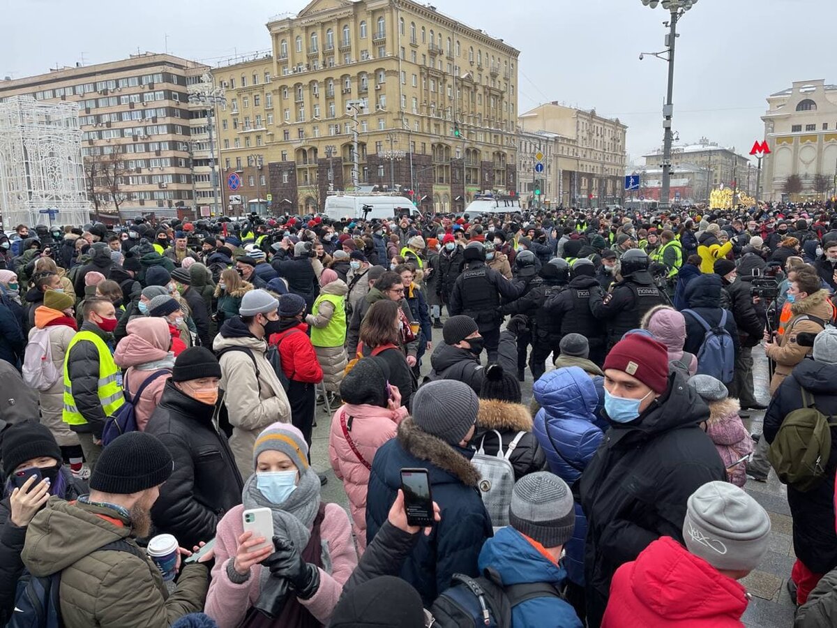 Все дружно вцепились в телефончики)))  Один дедуля откуда-то затесался, наверное в собес шел себе мирно, а тут такое.... в детский зимний лагерь сборы что-ли?   (Открытые источники)