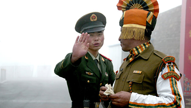 Солдаты Китая и Индии на пограничном переходе. Архивное фото